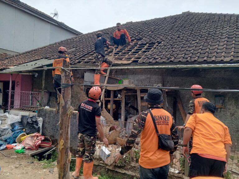 Relawan NU Peduli Bersihkan Puing-puing dan Bantu Warga Terdampak Gempa di Kabupaten Bandung