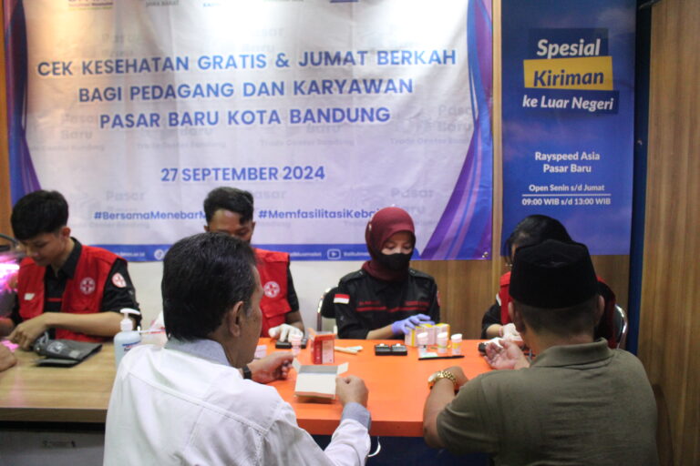 Cek Kesehatan Gratis dan Jum’at Berkah untuk Pedagang dan Karyawan Pasar Baru Kota Bandung