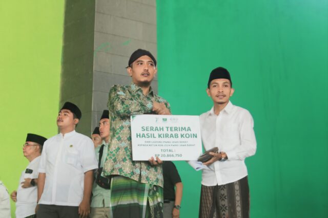 Serah terima hasil kirab Koin NU pada acara puncak Hari Santri Nasional (HSN) 2024 PWNU Jawa Barat di Lapangan Upakarti dan Dome Bale Rame Kabupaten Bandung, Selasa (22/10/2024).