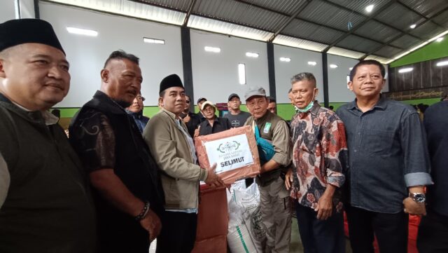 Penyerahan bantuan dari Ketua LPBI NU Jawa Barat, dadang Sudardja kepada Ketua PCNU Purwakarta, KH. Ahmad Anwar Nasihin